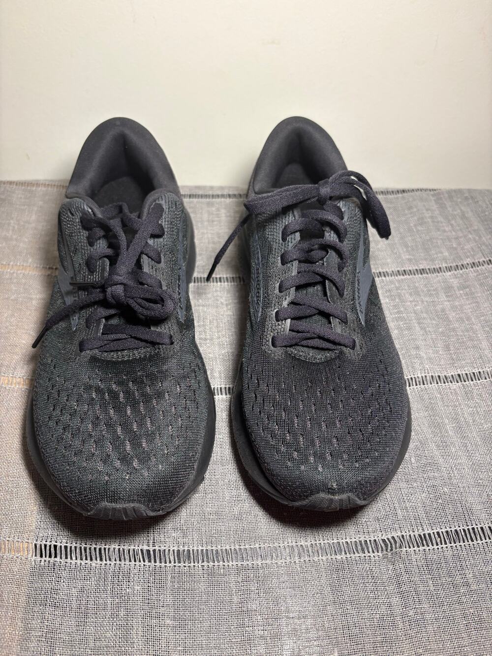Women’s Brooks Ghost 16 black size 8 wide (8D)